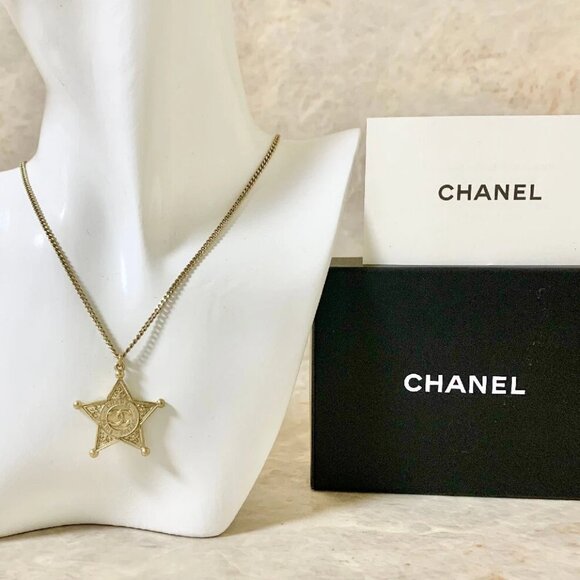 CHANEL CC Logos Paris Dallas Star Pendant Necklace 24" Gold Tone A14A Auth w/Box - Picture 1 of 12